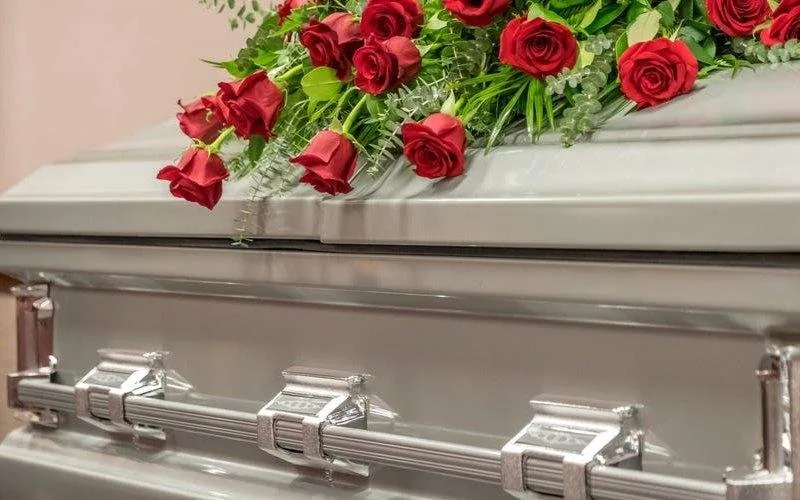 Quan tài đóng kín tượng trưng cho sự bảo mật kế hoạch, hứa hẹn thành công bứt phá.