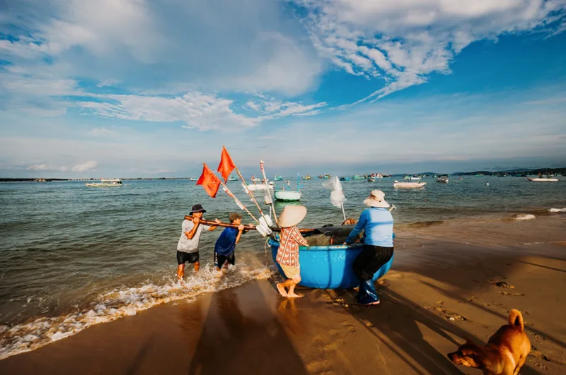 Nhịp sống yên bình và đậm đà bản sắc tại các làng chài truyền thống trên đảo.