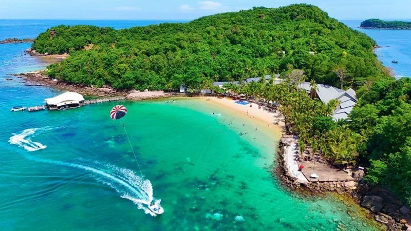 Toàn cảnh Đảo Ngọc Phú Quốc nhìn từ trên cao với không gian biển xanh và bờ cát trắng.
