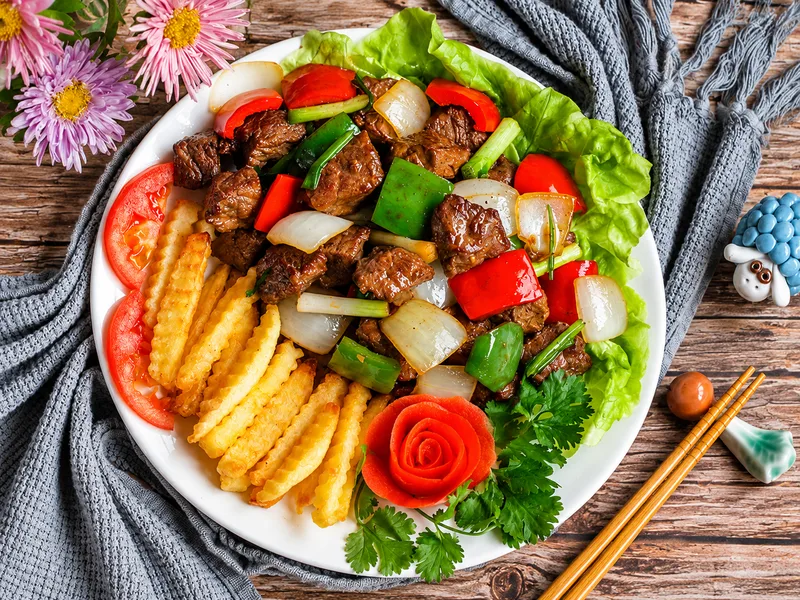 Bò lúc lắc hoàn thiện với thịt mềm, rau củ giòn và sốt đậm đà.