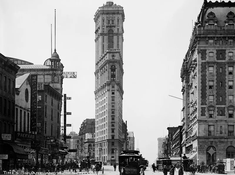 Quảng trường Thời Đại được đổi tên từ Longacre Square vào năm 1904.