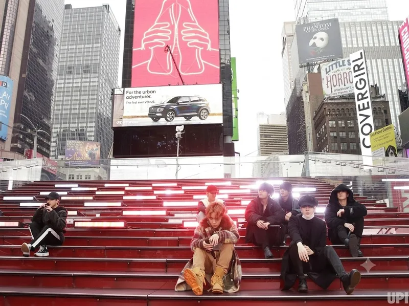 Trải nghiệm bậc thang đỏ và ánh đèn tại Times Square