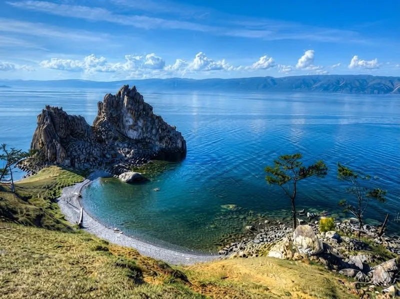 Hồ Baikal nằm giữa vùng Siberia, được bao quanh bởi núi rừng hùng vĩ