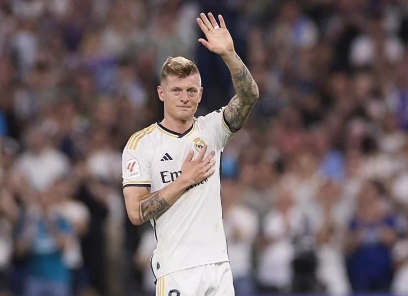 Khoảnh khắc chia tay đầy xúc động của Toni Kroos tại sân vận động Santiago Bernabéu.