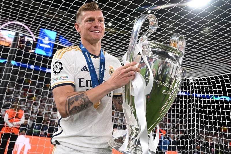 Toni Kroos nâng cao chiếc cúp Champions League trong mùa giải cuối cùng tại Real Madrid.