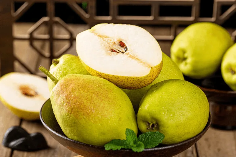 Tính toán lượng calo chính xác dựa trên trọng lượng 100g lê tươi.