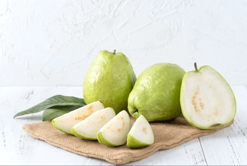 Một quả ổi cỡ vừa (150–200g) cung cấp khoảng 102–136 calo cho cơ thể.