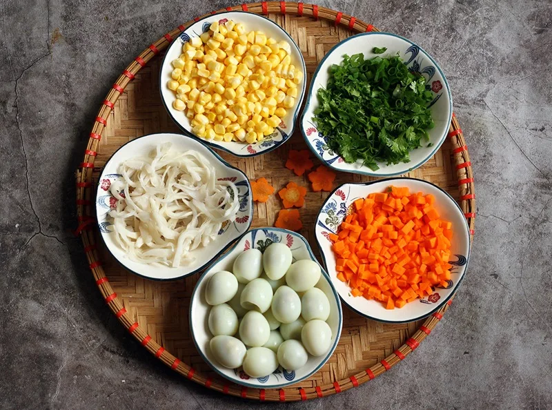 Sơ chế nguyên liệu gồm thịt gà xé, nấm hương, cà rốt và ngô ngọt trước khi chế biến.