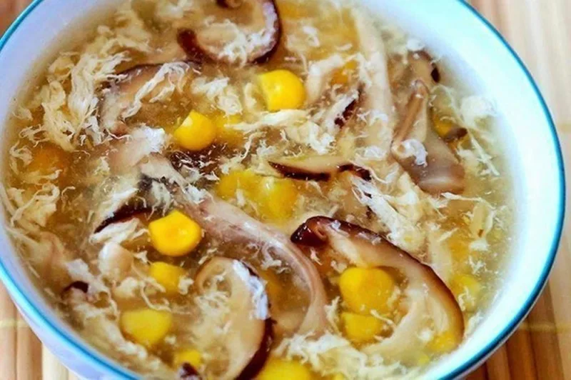 Nấu nước dùng gà cùng các loại rau củ để tạo vị ngọt thanh tự nhiên cho món súp.