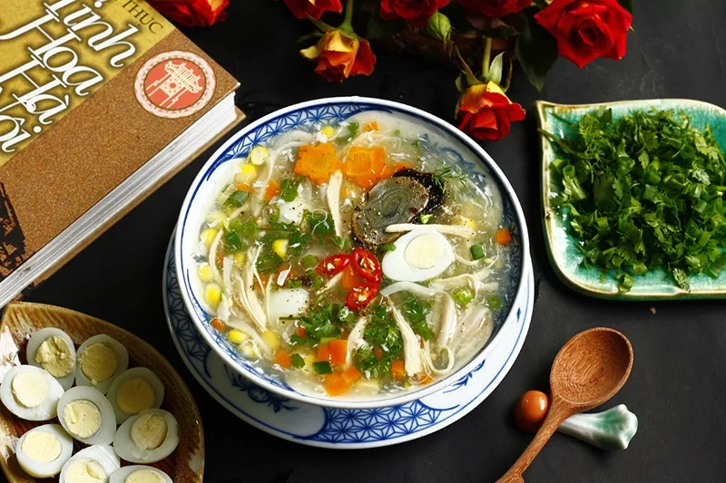 Trang trí súp gà với rau mùi, hành lá và chút tiêu xay để thưởng thức ngay khi còn nóng.