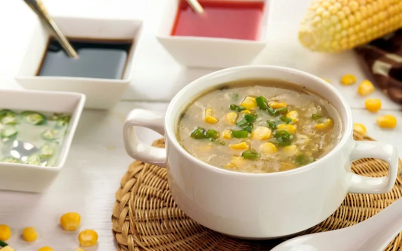 Bát súp gà thơm ngon, sánh mịn với màu sắc hấp dẫn từ ngô ngọt, cà rốt và vân trứng.