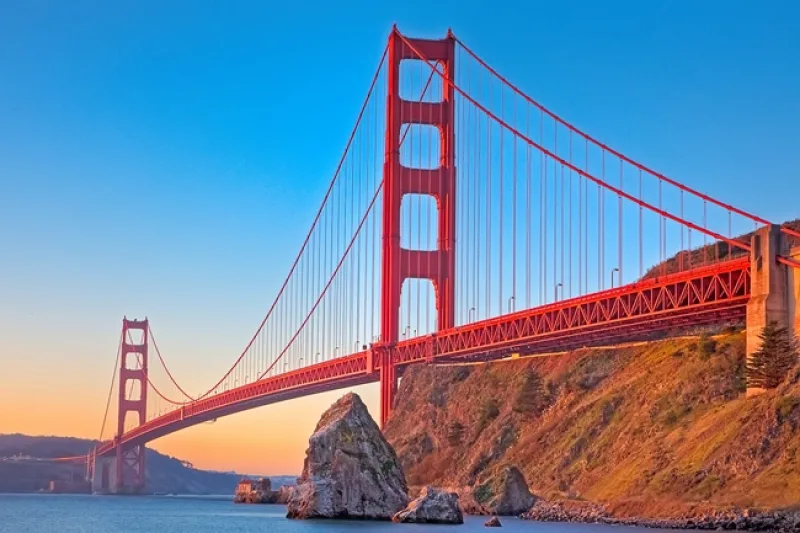 Du khách trải nghiệm đi bộ và ngắm cảnh thành phố San Francisco trên lối đi dành riêng.