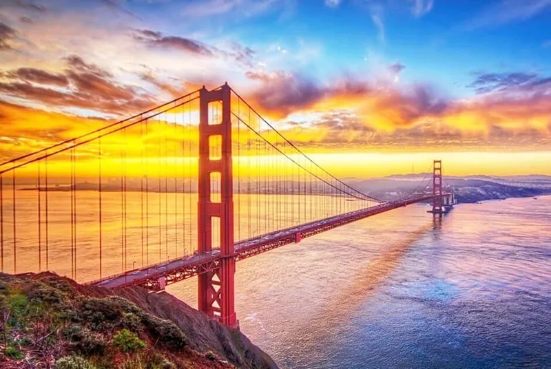 Cầu Cổng Vàng (Golden Gate Bridge) nổi bật giữa khung cảnh biển trời hùng vĩ của vịnh San Francisco.