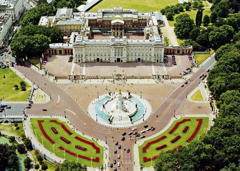 Toàn cảnh mặt tiền nguy nga và cổng chính của cung điện Buckingham giữa lòng London.