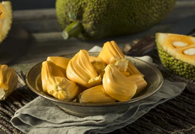 Nằm mơ thấy bổ mít mang ý nghĩa về sự sẻ chia và không khí đầm ấm gia đình.