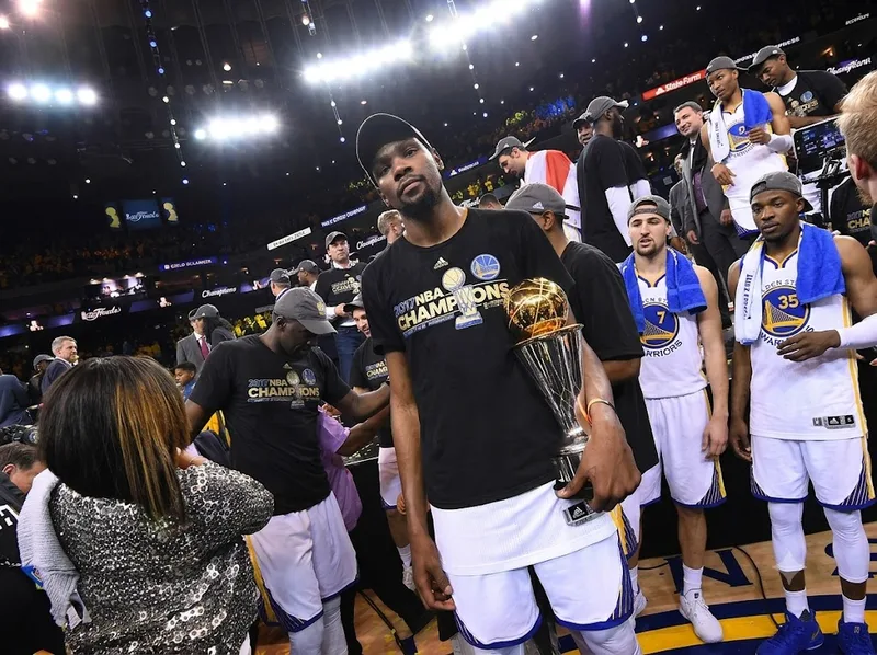 Kevin Durant cùng Warriors vô địch NBA hai năm liên tiếp 2017 và 2018.