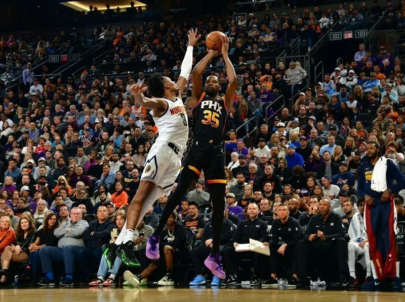 Kevin Durant nổi bật nhờ kỹ thuật ném rổ và khả năng ghi điểm toàn diện.