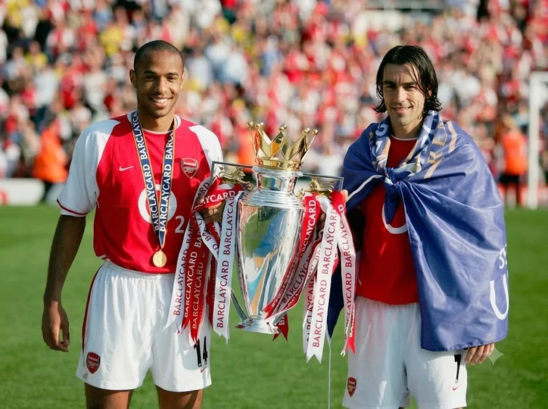 Những năm tháng tại Arsenal giúp Thierry Henry vươn lên thành biểu tượng với tốc độ, kỹ thuật và khả năng ghi bàn xuất sắc.