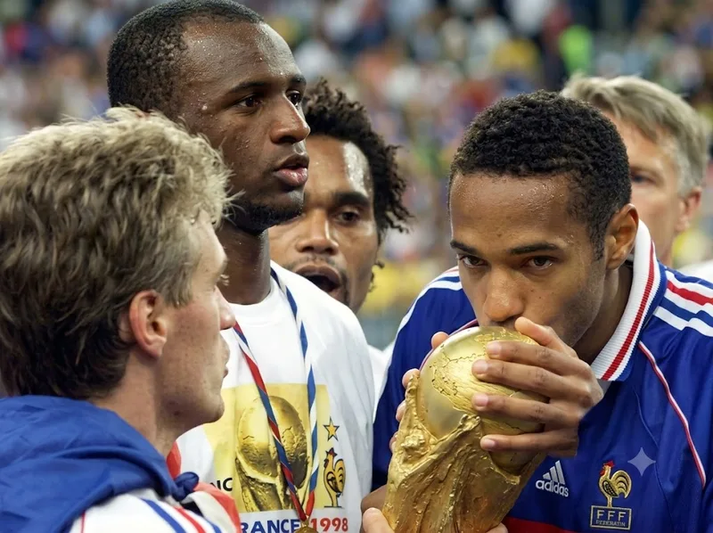 Thierry Henry góp phần quan trọng trong thế hệ vàng giúp đội tuyển Pháp vô địch World Cup 1998 và Euro 2000.