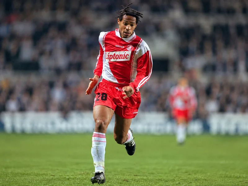 Thierry Henry bắt đầu sự nghiệp từ Monaco trước khi trở thành một trong những tiền đạo hàng đầu thế giới.