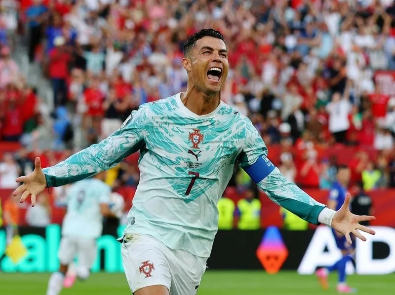 Cristiano Ronaldo để lại dấu ấn đậm nét trong màu áo Bồ Đào Nha với hàng loạt bàn thắng và những cột mốc quốc tế đáng nhớ.