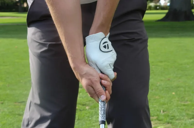 3 kiểu cầm gậy phổ biến nhất gồm Overlapping, Interlocking và Ten-Finger.