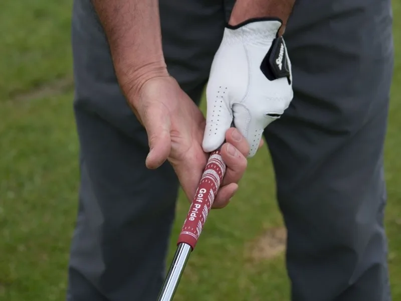 Cách cầm gậy golf đúng chuẩn là nền tảng quyết định độ chính xác và lực đánh của cú swing.