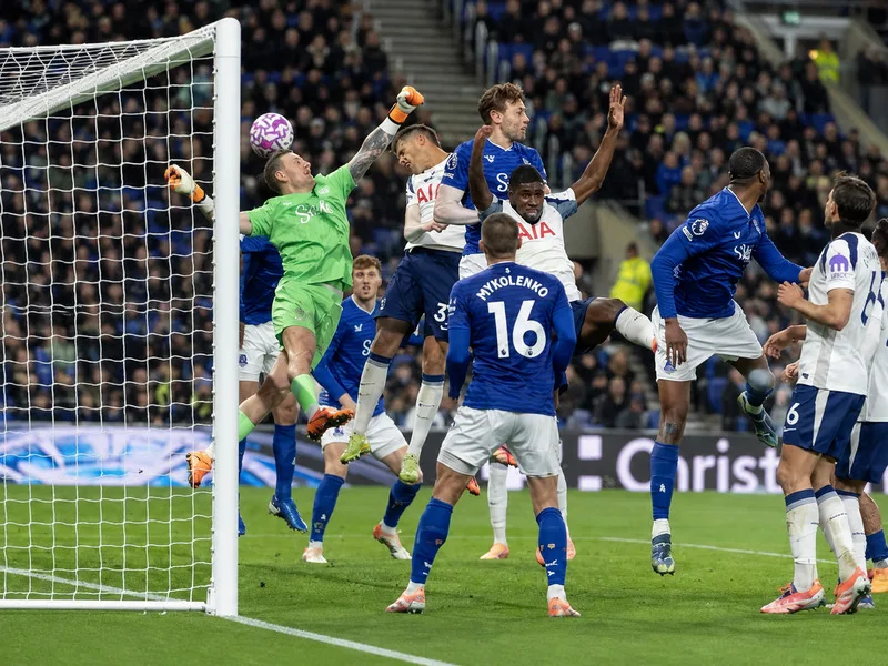 Everton nổi bật với tinh thần chiến đấu, phòng ngự chắc chắn và lối chơi giàu thể lực.