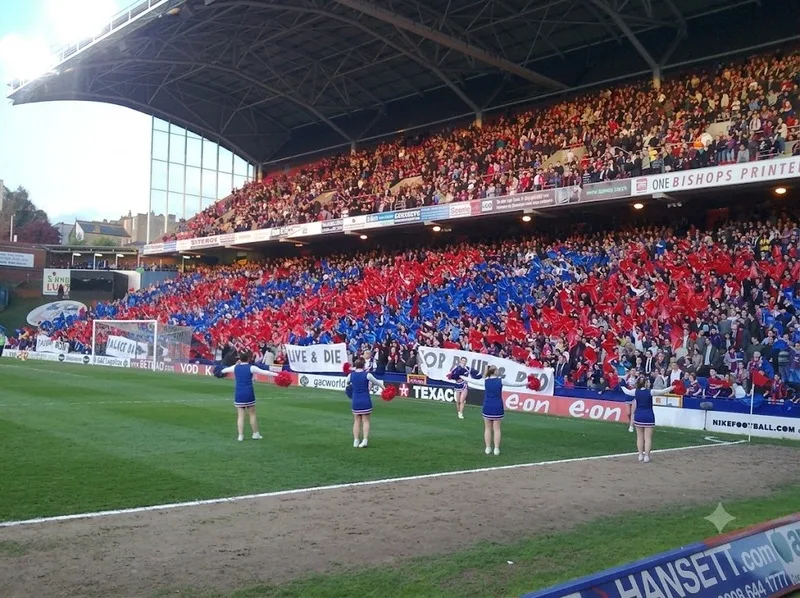 Selhurst Park là sân nhà gắn liền với Câu lạc bộ bóng đá Crystal Palace và bầu không khí cổ vũ cuồng nhiệt của The Eagles.
