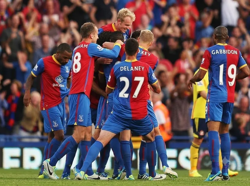 Câu lạc bộ bóng đá Crystal Palace là đại diện nổi bật của Nam London với màu đỏ xanh và biệt danh The Eagles.