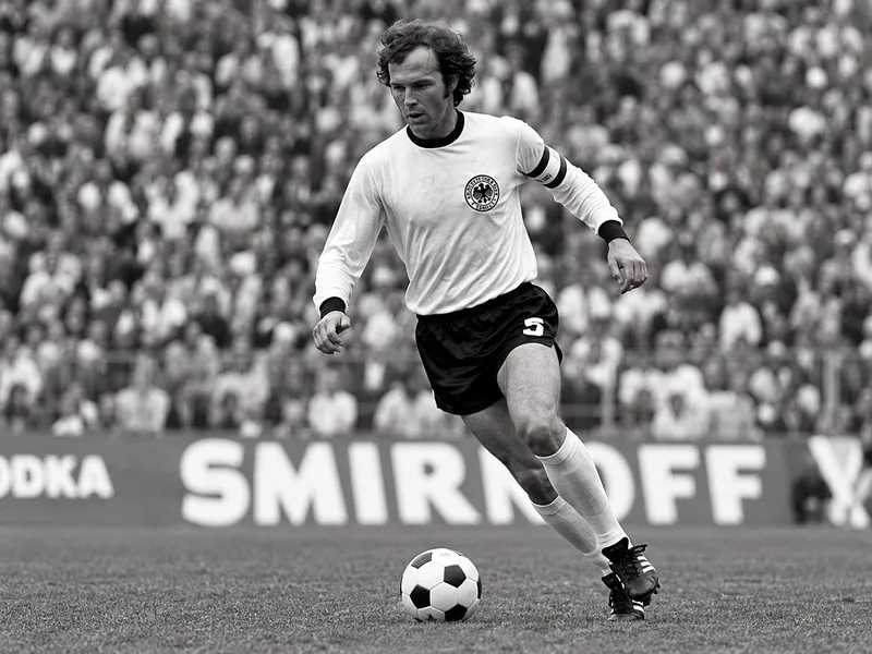 Franz Beckenbauer nổi tiếng với vai trò libero và khả năng tổ chức bóng.