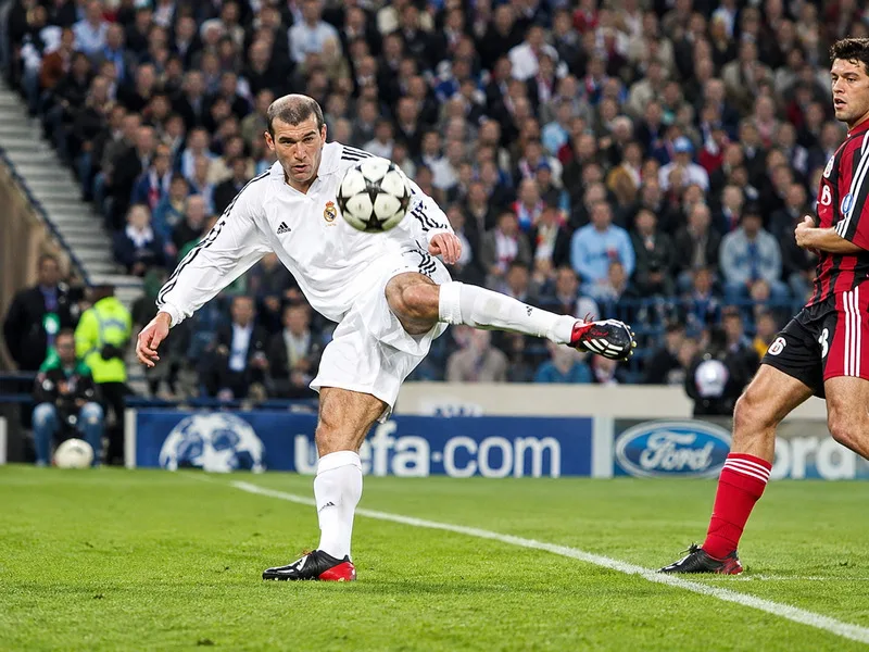 Zinedine Zidane ghi dấu ấn bằng kỹ thuật và khả năng kiến tạo.