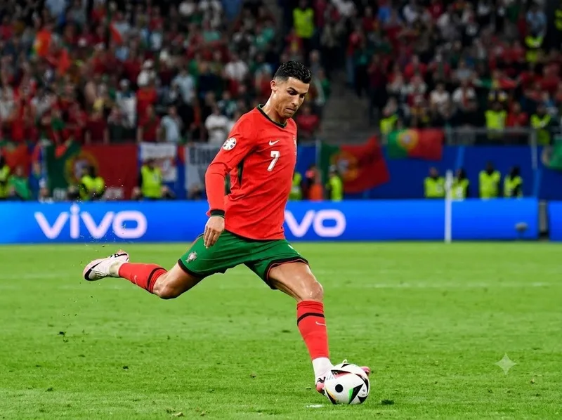 Cristiano Ronaldo nổi bật với khả năng ghi bàn và chọn vị trí.