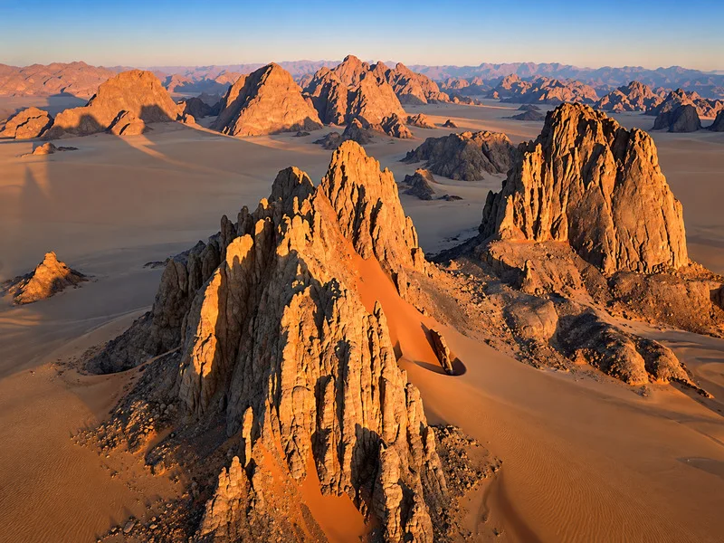 Địa hình Sahara gồm cồn cát, cao nguyên đá, núi và đồng bằng sỏi